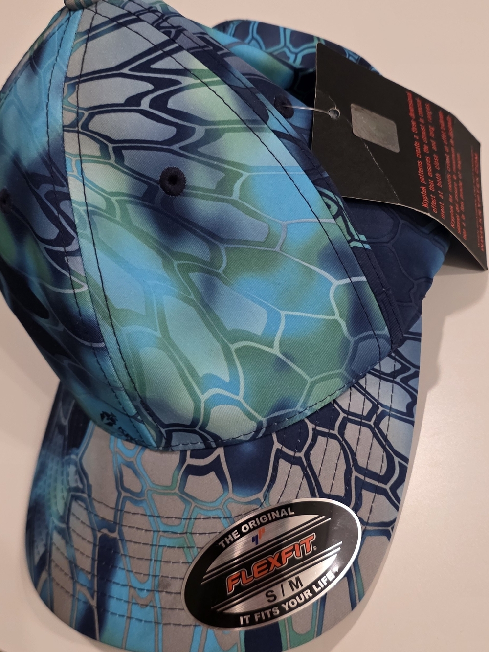 Flexfit Men’s Baseball Cap in Blue/Teal Pattern - S/M